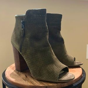 Jessica Simpson dark olive suede open-toe bootie  Sz 8.5